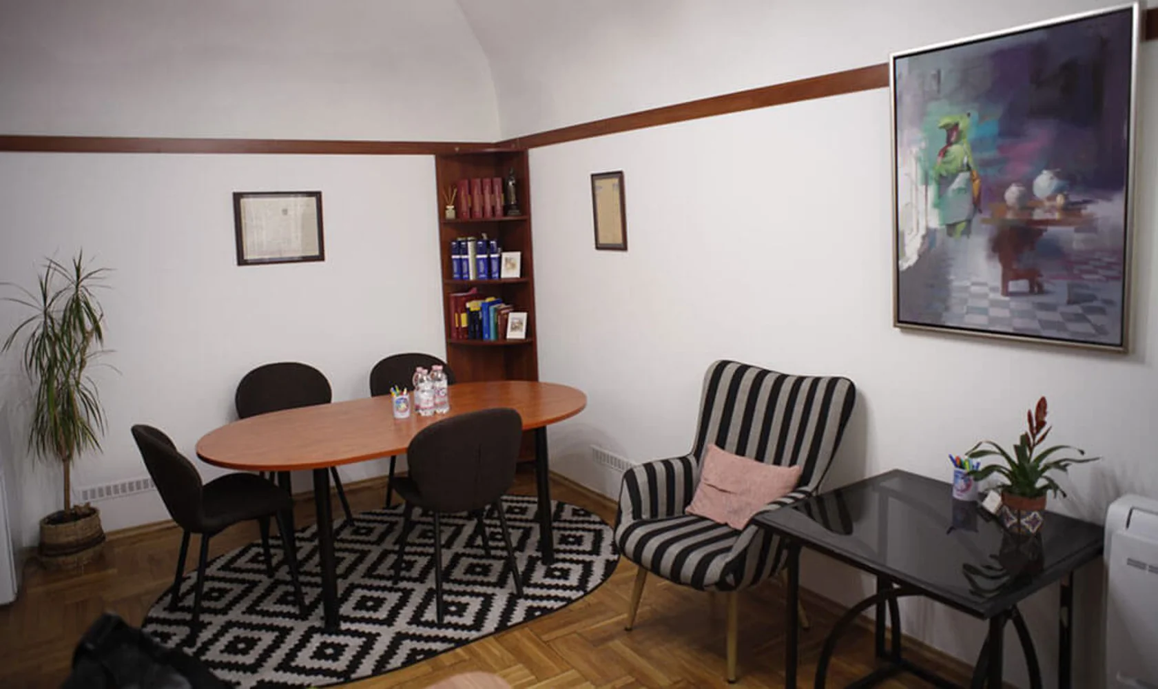 dr. Mih&aacute;lyi M&oacute;nika iroda